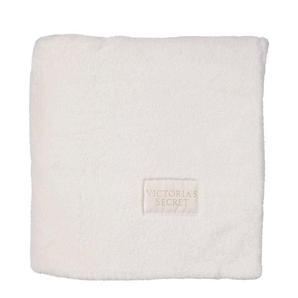 Victoria’s Secret Faux Fur Blanket in Vanilla Dream